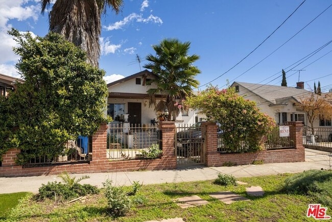 Building Photo - 1538 N Mariposa Ave