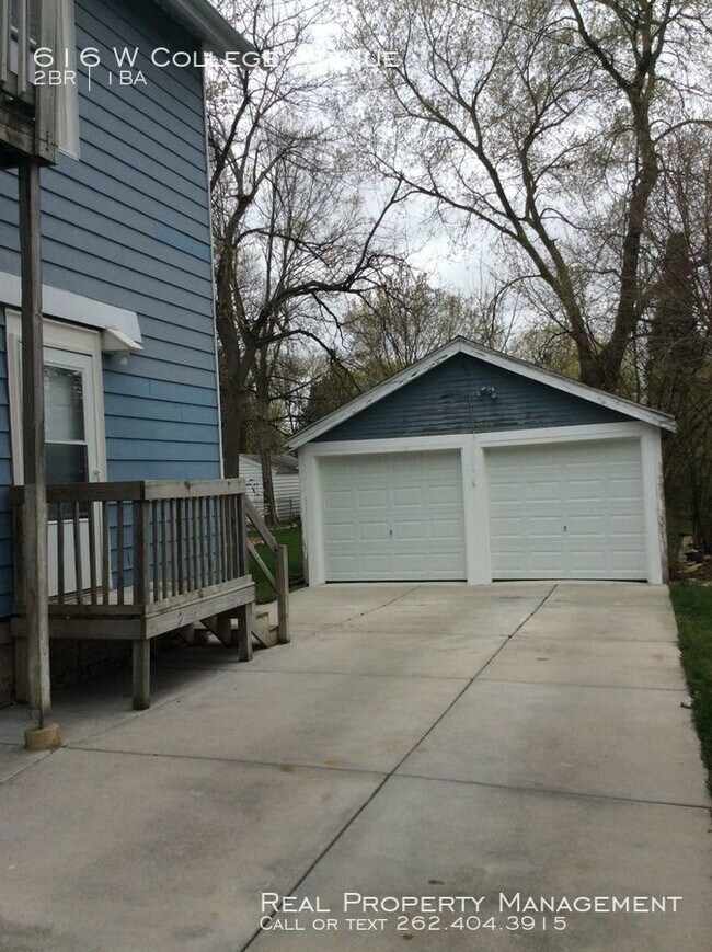 Building Photo - 2 Bedroom Upper!