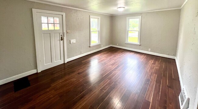 Building Photo - Charming 2 Bedroom, 1 Bath Home - Presente...