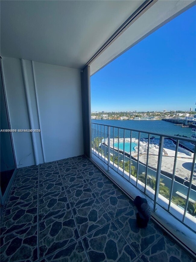 Foto del edificio - 1865 79th Street Causeway