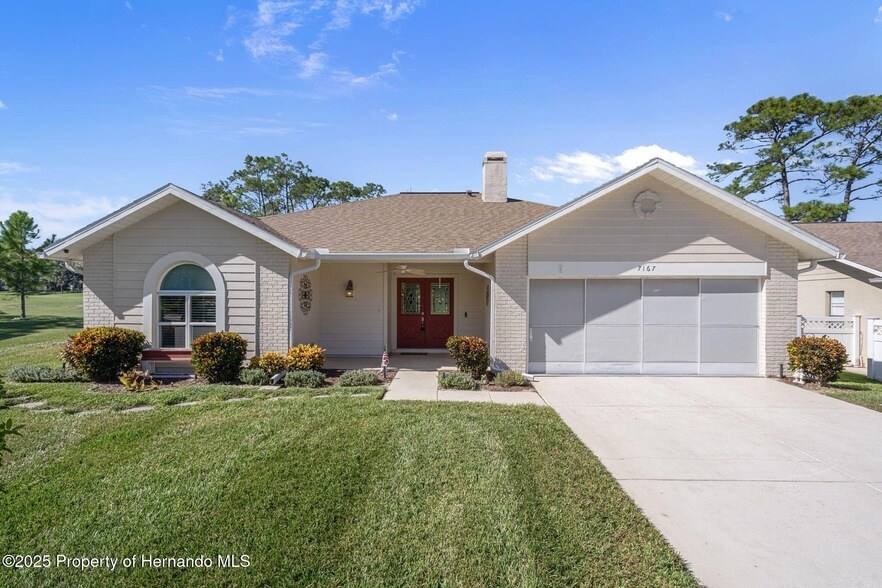 Foto principal - 7167 Crown Oaks Dr