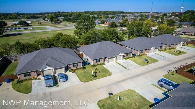 Building Photo - 3 br, 2 bath House - 805 West Main #201