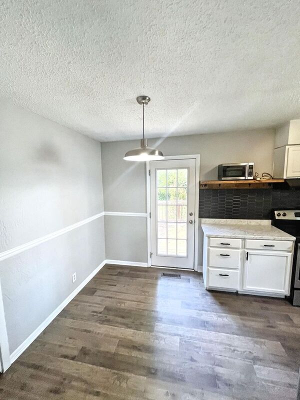 Building Photo - 615 Meadowview Dr