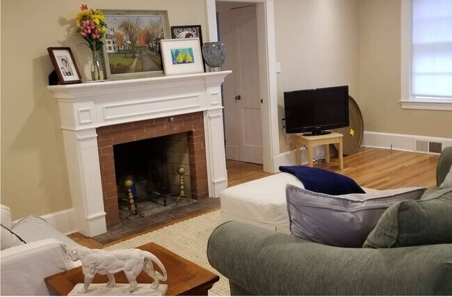 large living room - 211 Elm St
