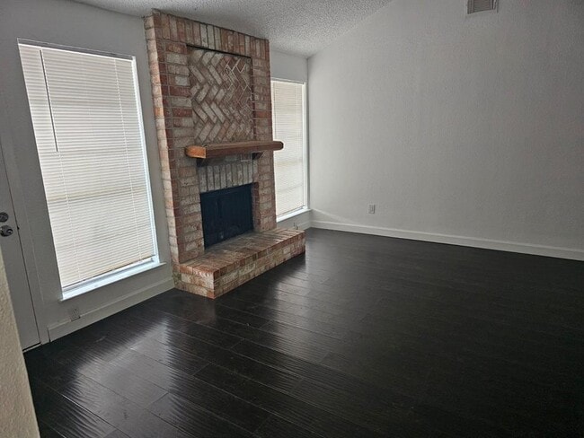 Foto del edificio - 5623 Briarwood Forest Dr