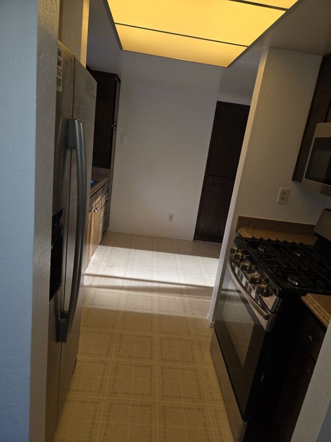 Building Photo - Two bedroom unfurnished in Sierra Tract