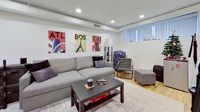 Building Photo - Garden Level Lakeview Two Bedroom