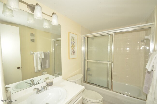 Foto del edificio - 555 Park Shore Dr