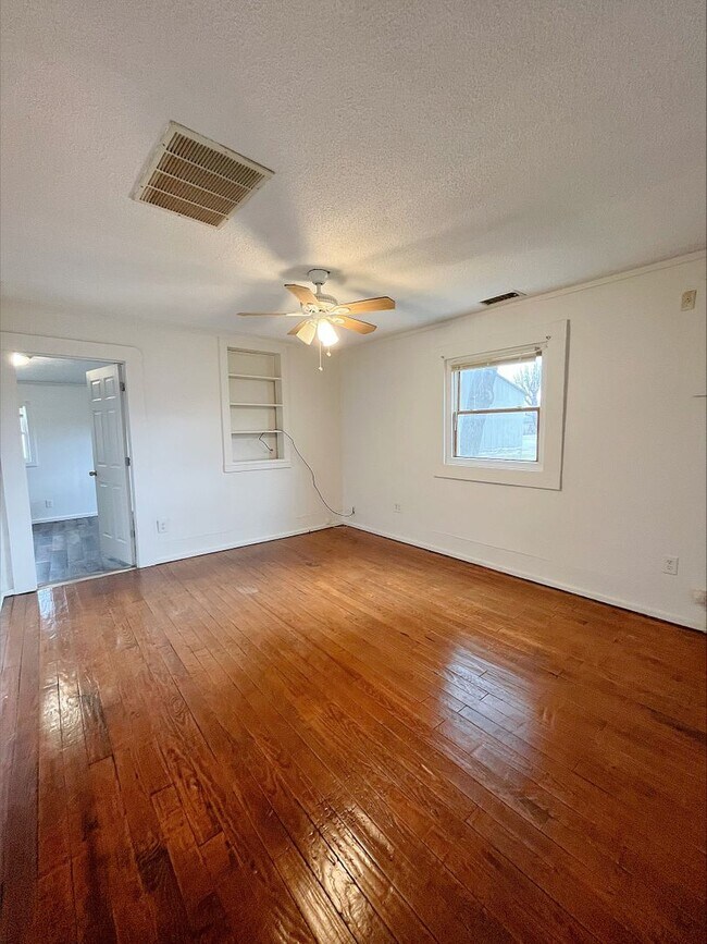 Building Photo - 2 Bedroom House
