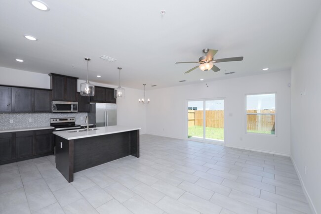 Building Photo - 9921 Bijan Dr