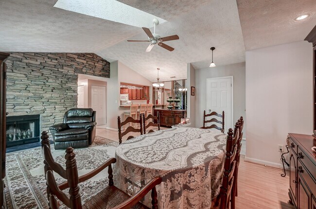 Building Photo - 220 Long Cove Ln