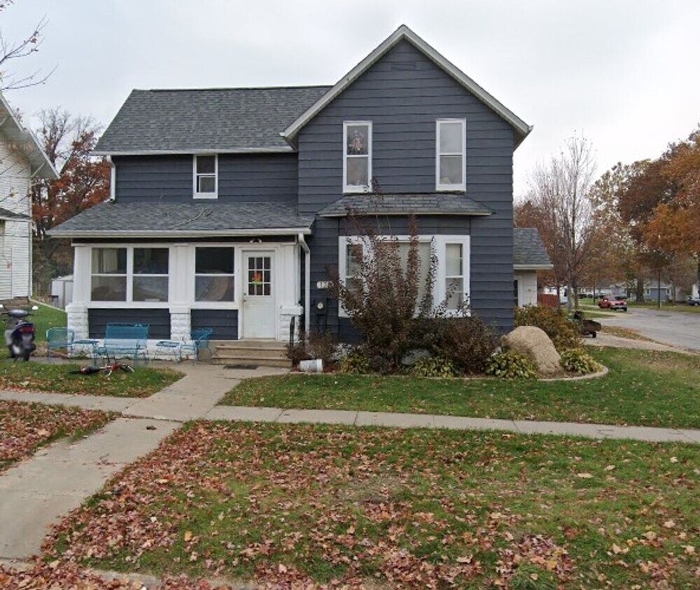 Foto principal - 4 Bed - 1 Bath House for rent near park an...