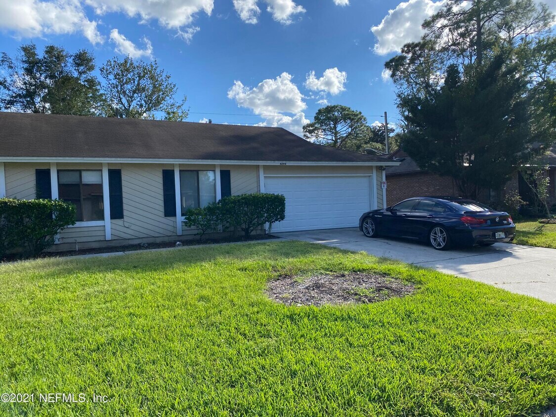 Foto principal - 4294 Tanglewilde Dr S