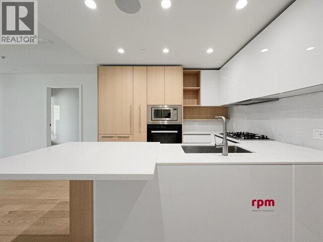 Building Photo - 6811-6811 Pearson Wy