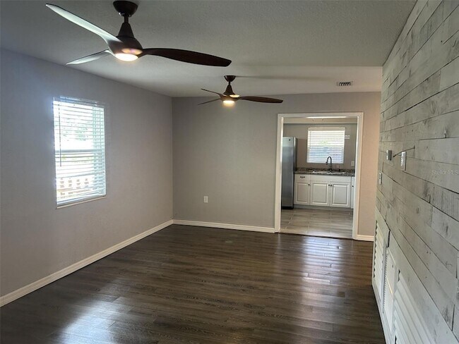 Foto del edificio - 4491 Crestwood Dr N