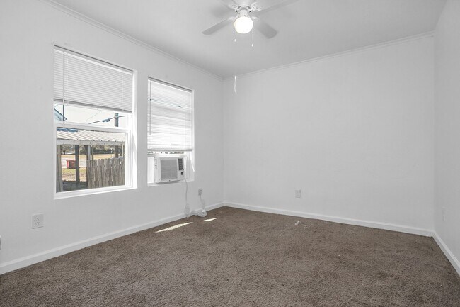 Foto del edificio - 713 W Sam Rayburn Dr