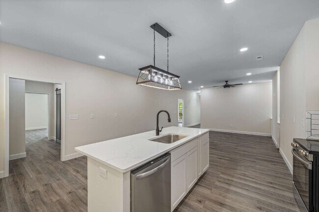 Foto del edificio - "Brand New 3-Bed, 3-Bath Retreat with Modern LVP Flooring in the Heart of Fort Payne!"