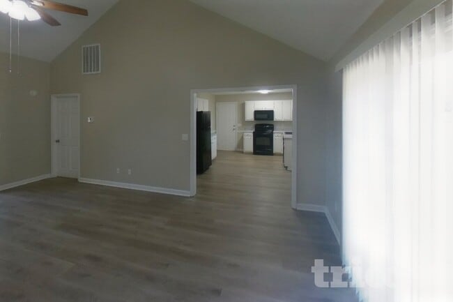 Building Photo - 128 Royal Garden Dr