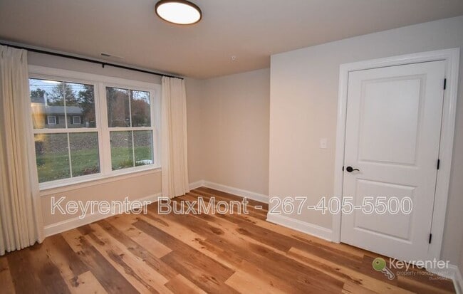 Foto del edificio - 320 Schadle Rd