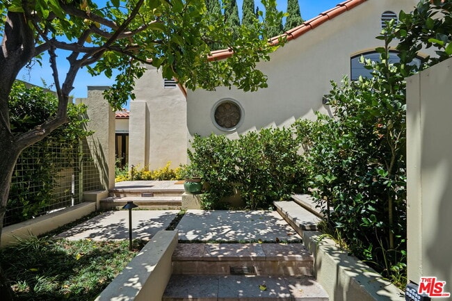 Building Photo - 9001 Rosewood Ave
