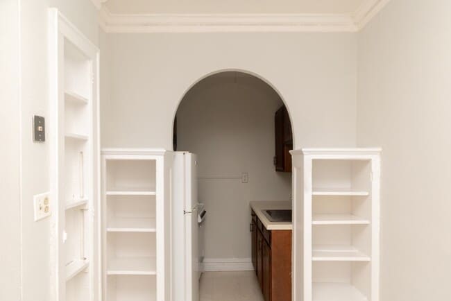 Building Photo - 533 W Roscoe St