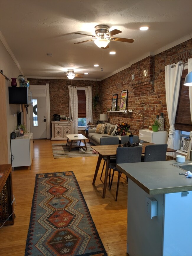 Looking from kitchen to front door - 3842 Lipan St