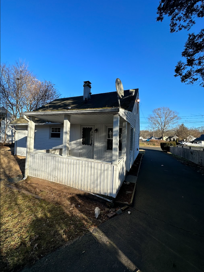 Building Photo - Beautiful Renovated 4 bedroom Single Famil...