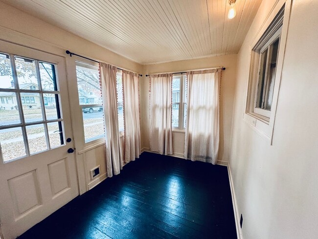 Foto del edificio - Charming 2-Bedroom Home w/ Finished Loft, Open Floor Plan & Sunroom!