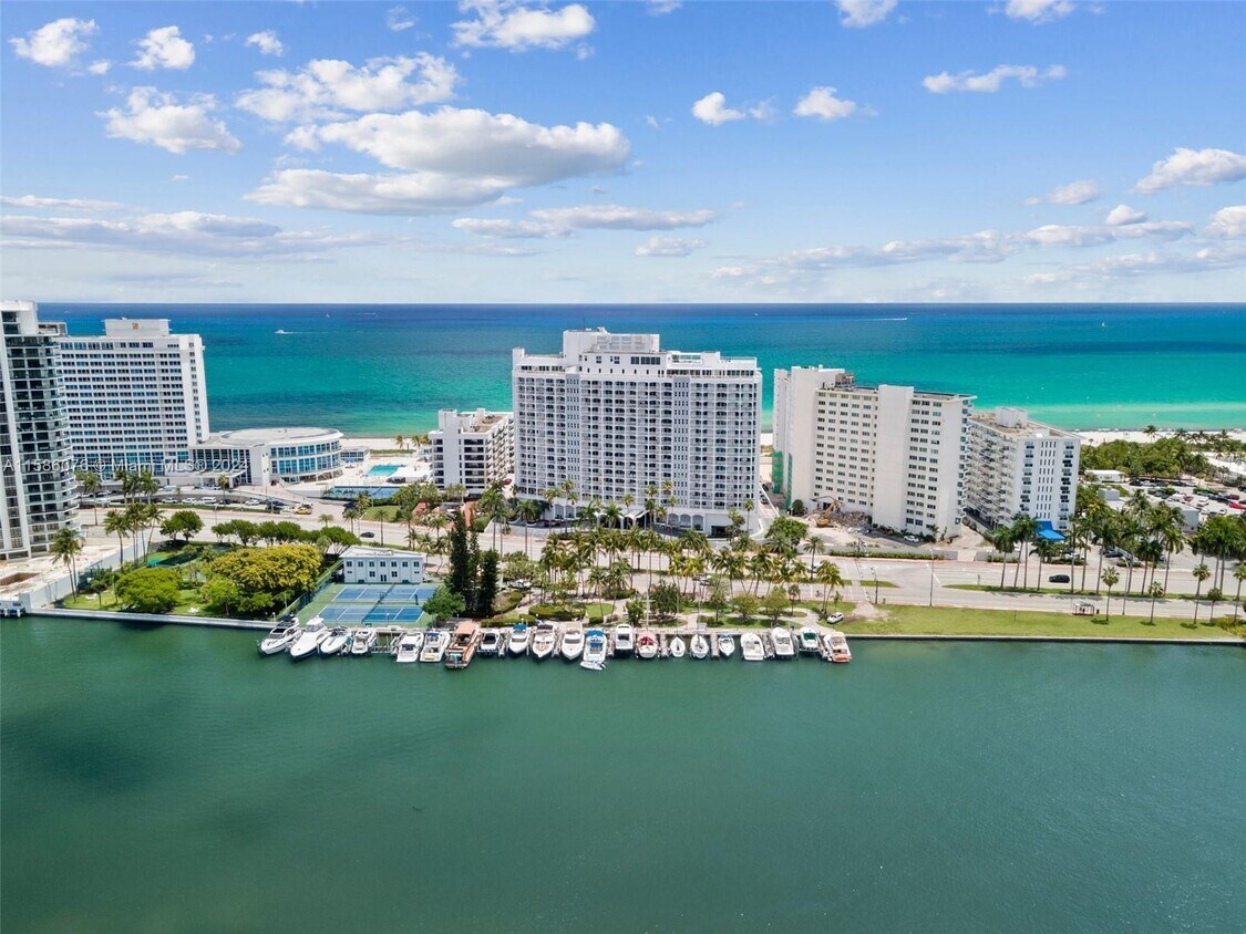 Foto principal - 5401 Collins Ave