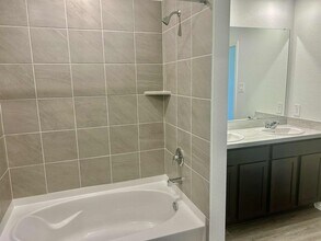 Building Photo - 1002 Muscadine Vine Ln