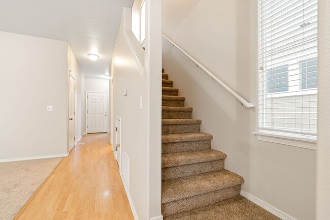 Building Photo - Autumn Meadows Home - 3 bd, 2.5 ba - 1,568...