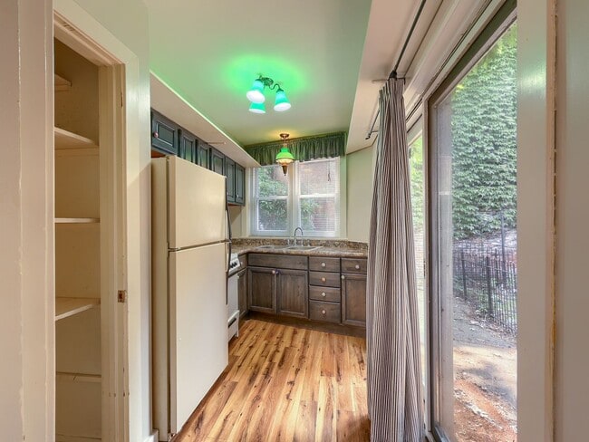 Foto del edificio - Spacious 3 Bedroom Single Family Home in the Capital District