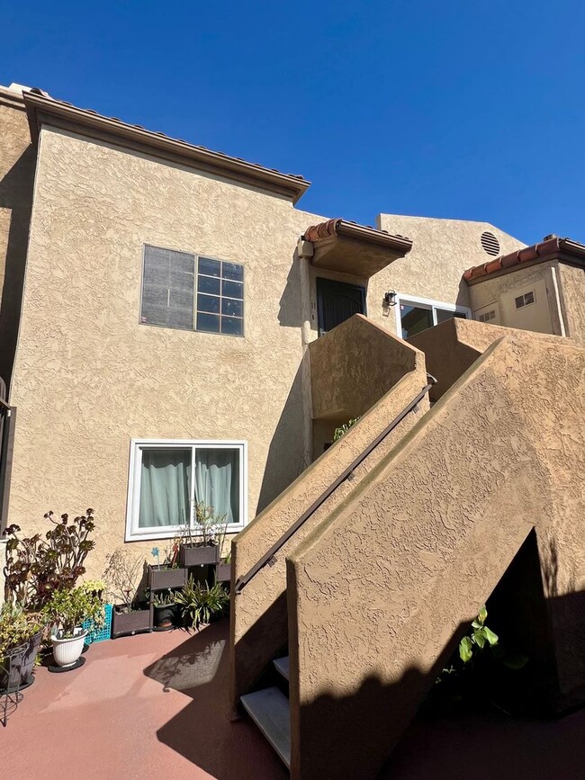 Building Photo - Stunning 2-Bed, 2-Bath Condo in Golden Hil...