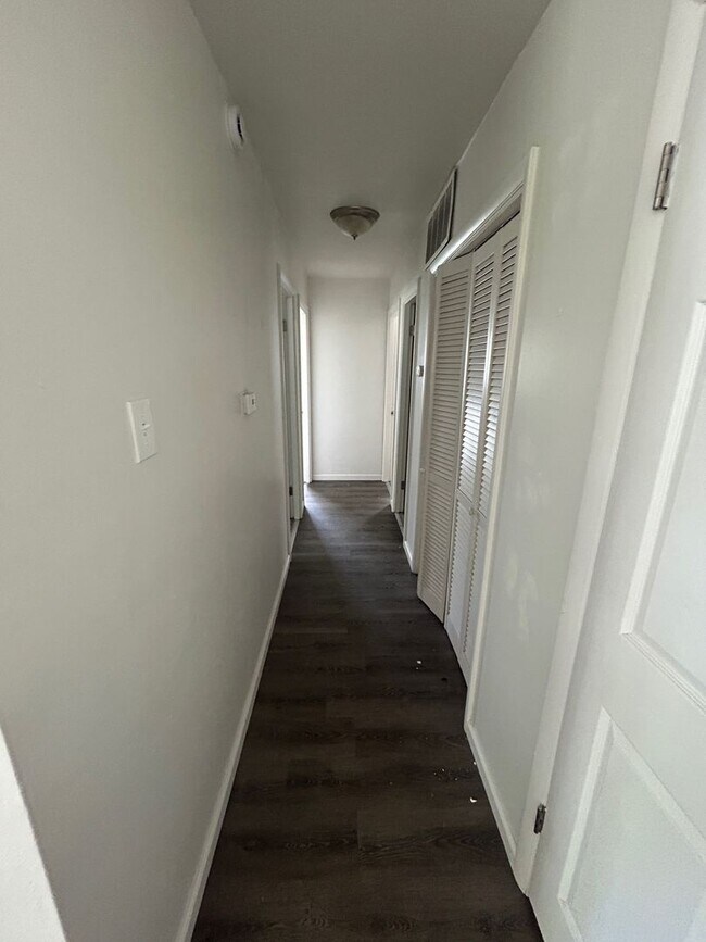 Foto del edificio - For Lease