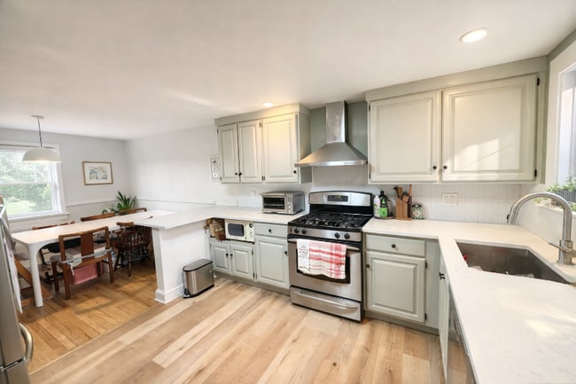 Building Photo - 23 Downing Pl