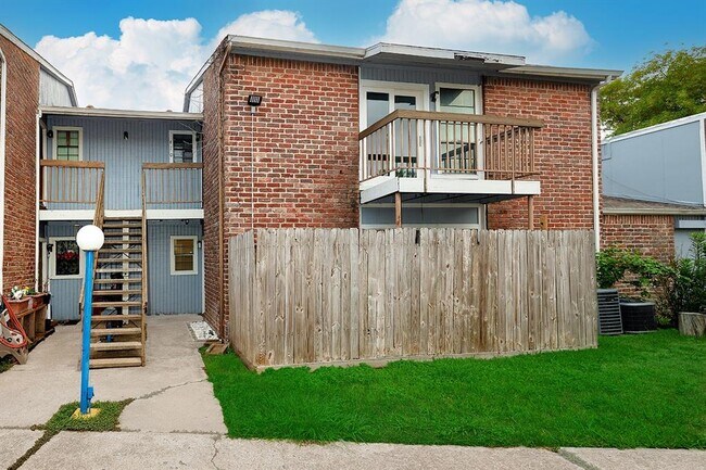 Foto del edificio - 9550 Deering Dr