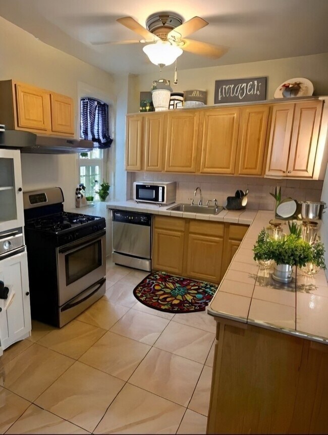 Building Photo - 1806 Titan St