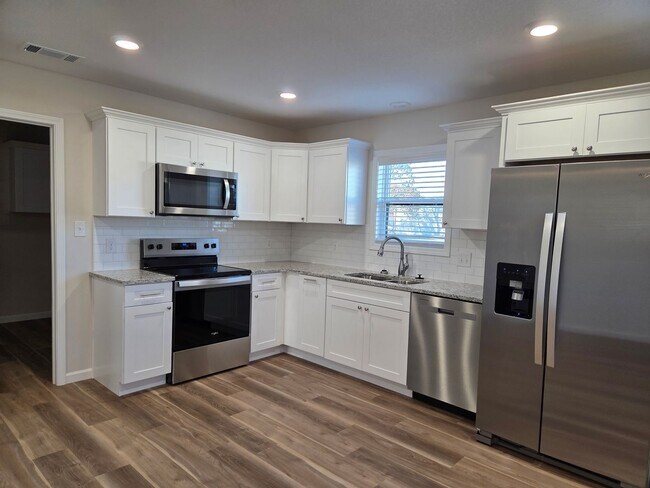 Foto del edificio - 3 Bed 2 bath home on corner lot