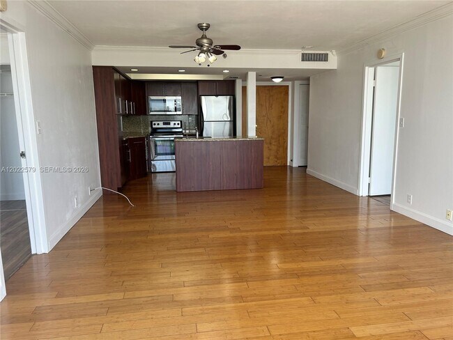 Foto del edificio - 7601 E Treasure Dr