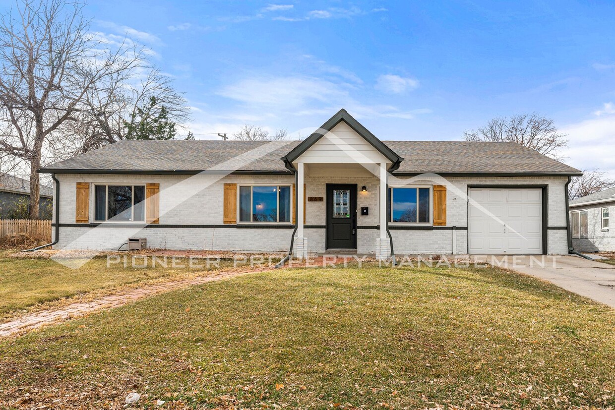 Primary Photo - Modern Home with Washer/Dryer and Fenced Yard