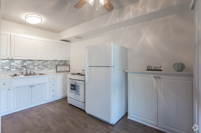 1HAB,1BA- 750SF- Cocina - Terraces at South Pasadena Apartments