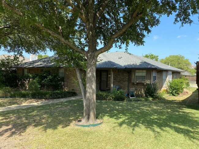 Building Photo - 1707 Dogwood Dr