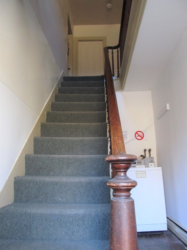 El apartamento 4 está arriba y a la derecha. - 100 N Main St