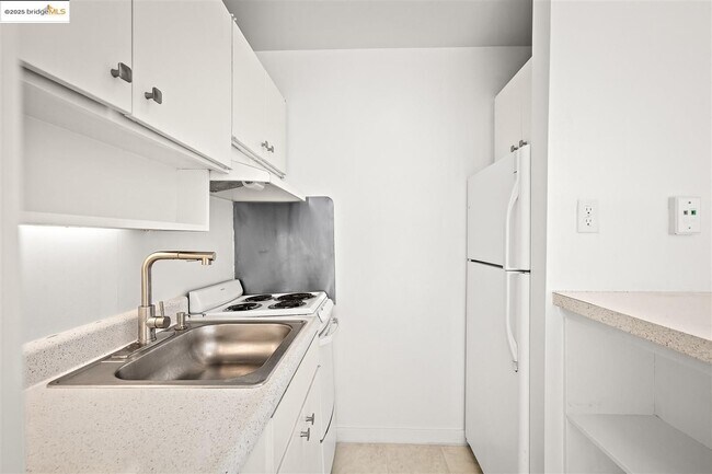 Building Photo - Sunny Studio in Resort Setting centrallly ...