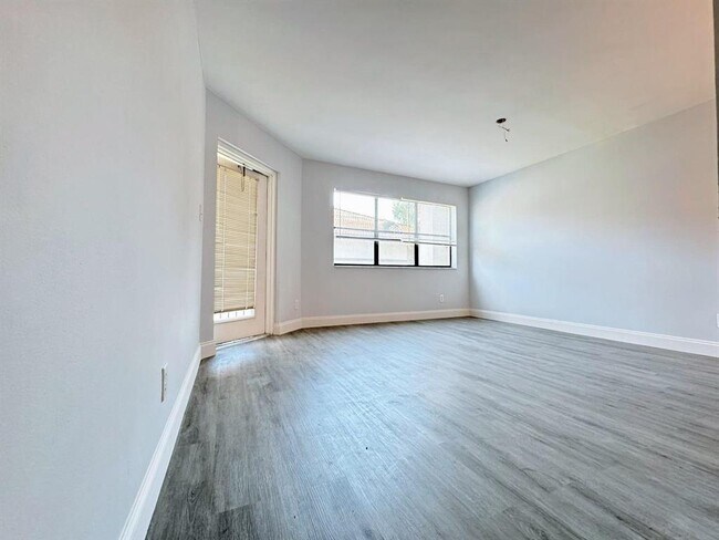Building Photo - 540 S Park Rd