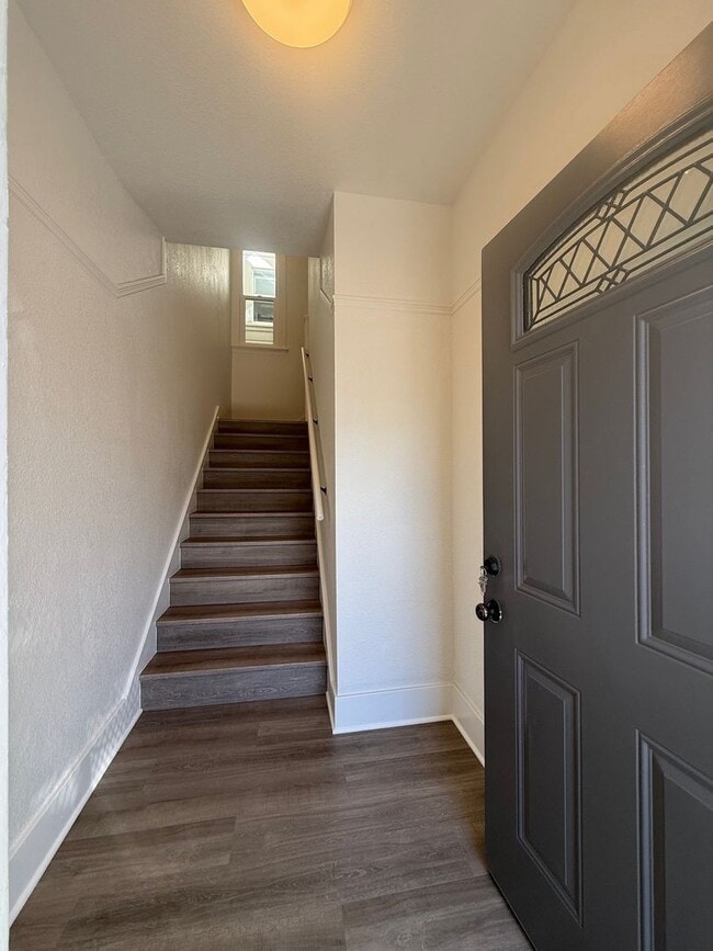 Building Photo - Newly Renovated Upper Unit – Bright 3BD / 1.5BA