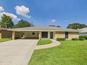 Building Photo - 302 Lark Dr