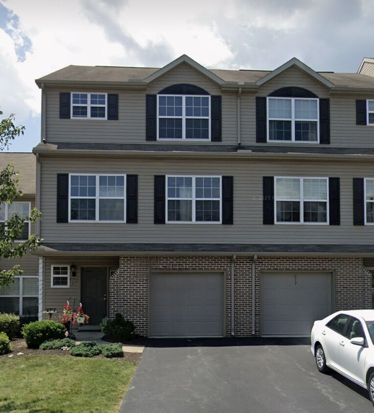 Foto principal - 3-4 Bedroom 4 Bathroom in Hummelstown!