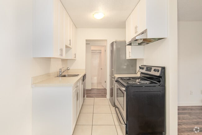1BR, 1BA - 650SF - Kitchen - Amber Lodge
