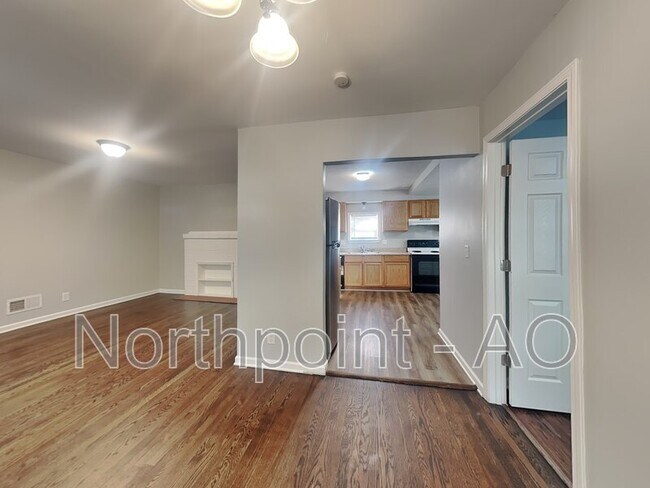 Building Photo - 403 E 92nd Terrace